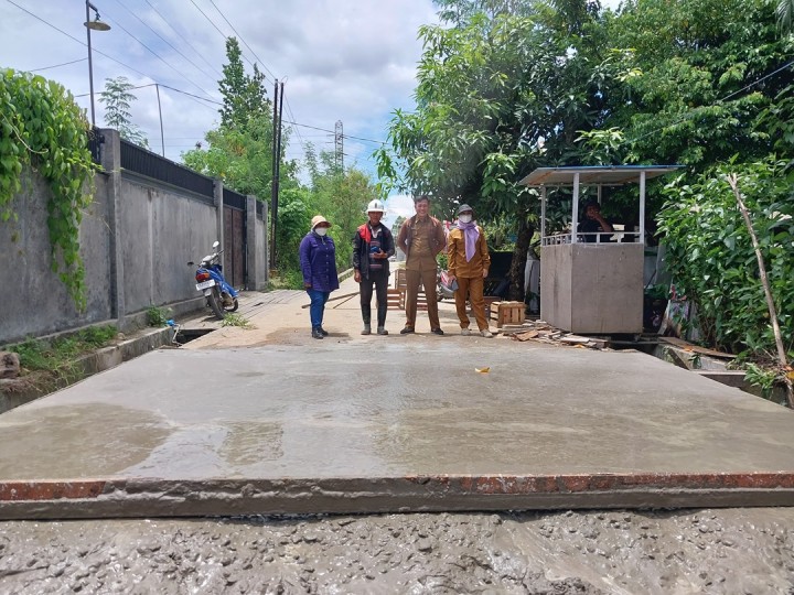 Selasa, 10 September 2024 Kasie Ekobang dan Pengawas Kegiatan Probebaya Karang Anyar melakukan monitoring kegiatan Probebaya bidang Infrastruktur terkait semenisasi dan perbaikan jalan di RT.028, 032, 034 Karang Anyar