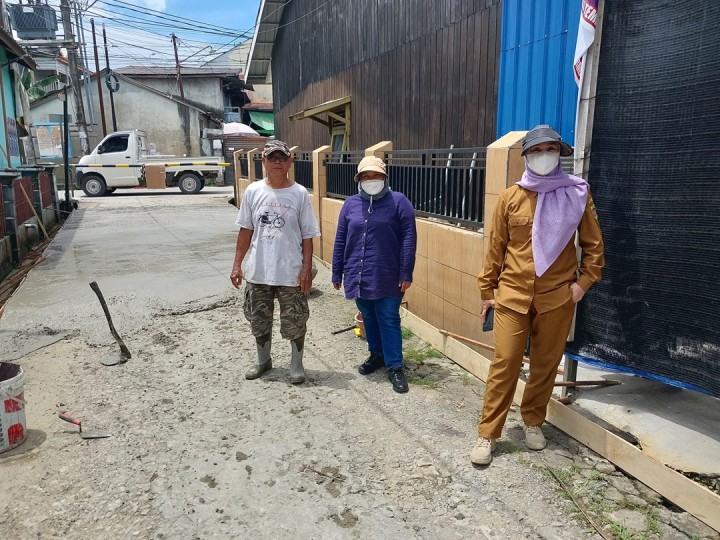Selasa, 10 September 2024 Kasie Ekobang dan Pengawas Kegiatan Probebaya Karang Anyar melakukan monitoring kegiatan Probebaya bidang Infrastruktur terkait semenisasi dan perbaikan jalan di RT.028, 032, 034 Karang Anyar