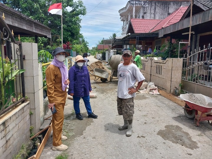 Selasa, 10 September 2024 Kasie Ekobang dan Pengawas Kegiatan Probebaya Karang Anyar melakukan monitoring kegiatan Probebaya bidang Infrastruktur terkait semenisasi dan perbaikan jalan di RT.028, 032, 034 Karang Anyar