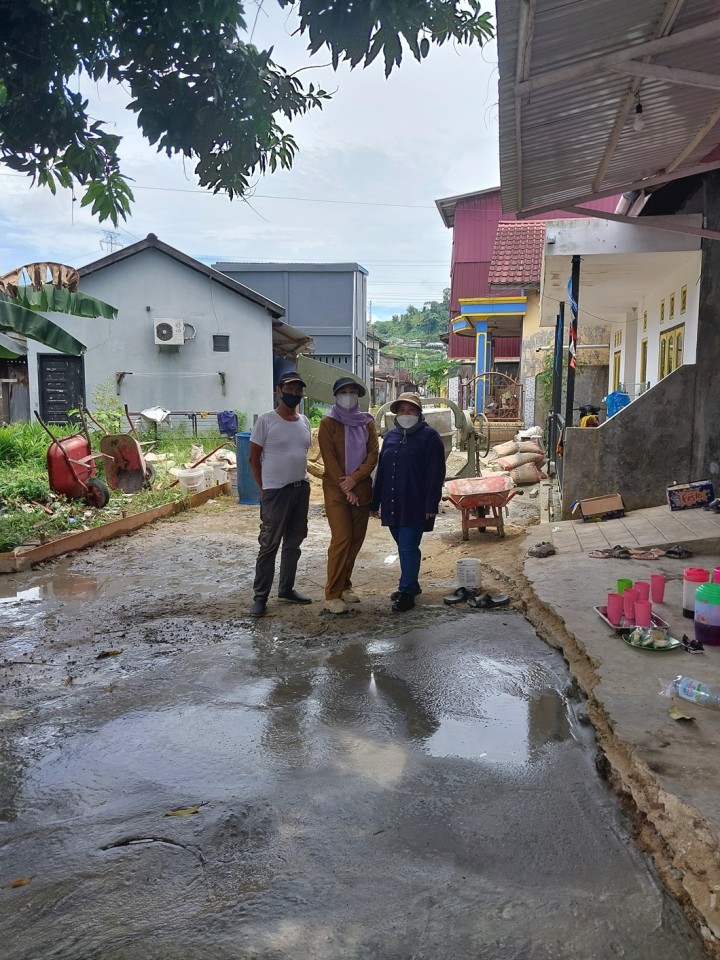Selasa, 10 September 2024 Kasie Ekobang dan Pengawas Kegiatan Probebaya Karang Anyar melakukan monitoring kegiatan Probebaya bidang Infrastruktur terkait semenisasi dan perbaikan jalan di RT.028, 032, 034 Karang Anyar