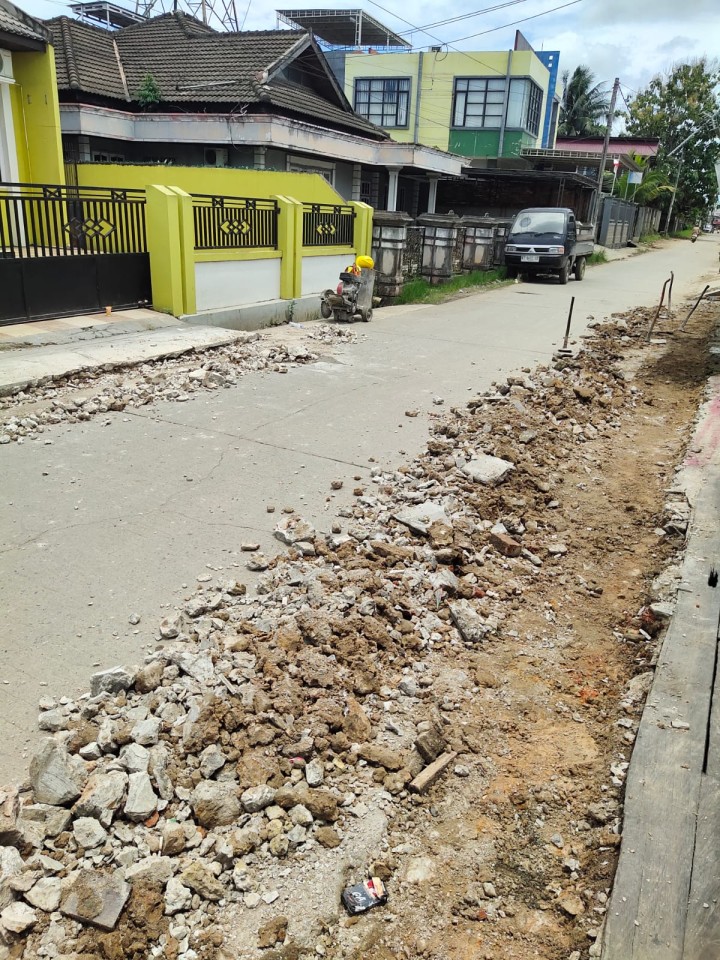 Selasa, 10 September 2024 Kasie Ekobang dan Pengawas Kegiatan Probebaya Karang Anyar melakukan monitoring kegiatan Probebaya bidang Infrastruktur terkait semenisasi dan perbaikan jalan di RT.028, 032, 034 Karang Anyar