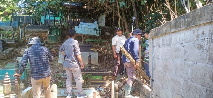 Kamis, 12 September 2024, Pengukuran Lahan untuk Permohonan Pengajuan Hibah ke PT. Inhutani untuk perluasan area Pekuburan Gunung Pengah di Jalan Tengkawang/Ulin RT.015. Hadir pada kegiatan Tim dari BKPAD Kota Samarinda, Polresta Samarinda, Seklur dan Kasie Pemerintahan Umum beserta Staf Karang Anyar dan juga para pengurus Kuburan.