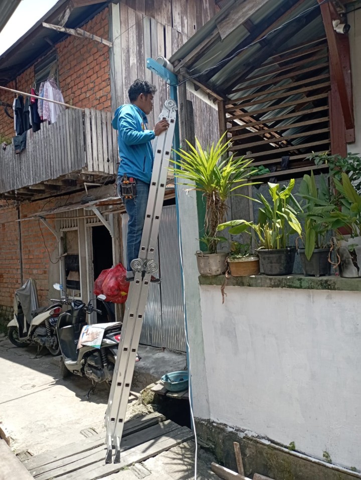 Sabtu, 14 September 2024 Kegiatan pemasangan lampu jalan sebanyak 4 buah sebesar Rp3.000.000 di Jalan Cendana RT.012