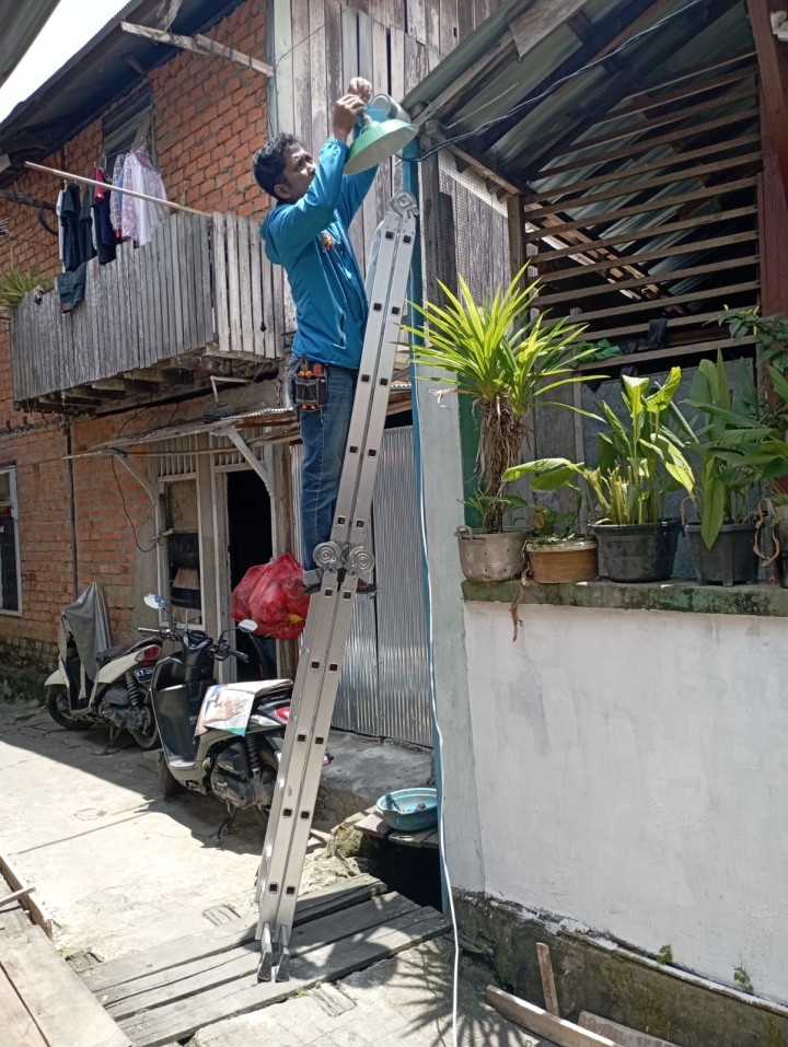 Sabtu, 14 September 2024 Kegiatan pemasangan lampu jalan sebanyak 4 buah sebesar Rp3.000.000 di Jalan Cendana RT.012