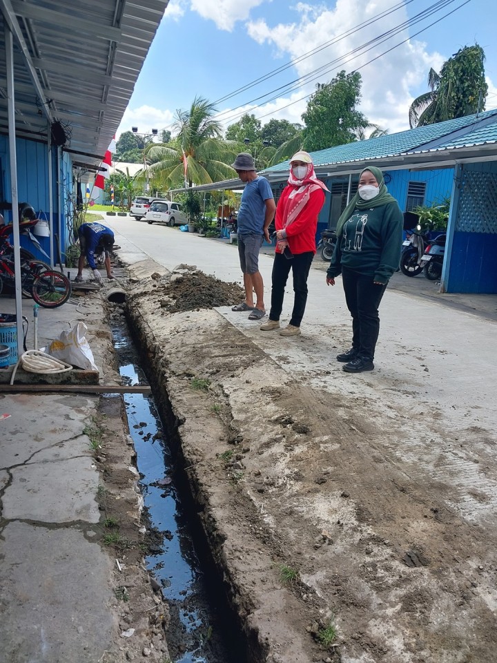 Jumat, 13 September 2024 Kegiatan semenisasi jalan dan perbaikan drainase di RT.007, Jln. Cendana Komp.PDAM