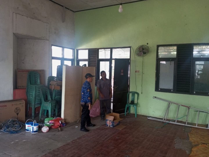 Selasa, 17 September 2024, Lurah bersama Kasie Ekobang dan Pendamping Kegiatan Probebaya melakukan kunjungan ke Jalan Meranti RT.016 kegiatan pemeliharaan gedung BALAI RT senilai Rp37.500.000