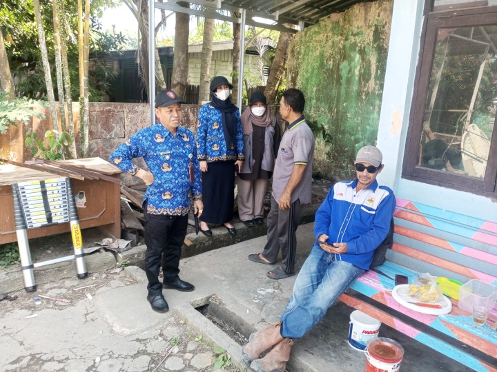 Selasa, 17 September 2024, Lurah bersama Kasie Ekobang dan Pendamping Kegiatan Probebaya melakukan kunjungan ke Jalan Meranti RT.016 kegiatan pemeliharaan gedung BALAI RT senilai Rp37.500.000