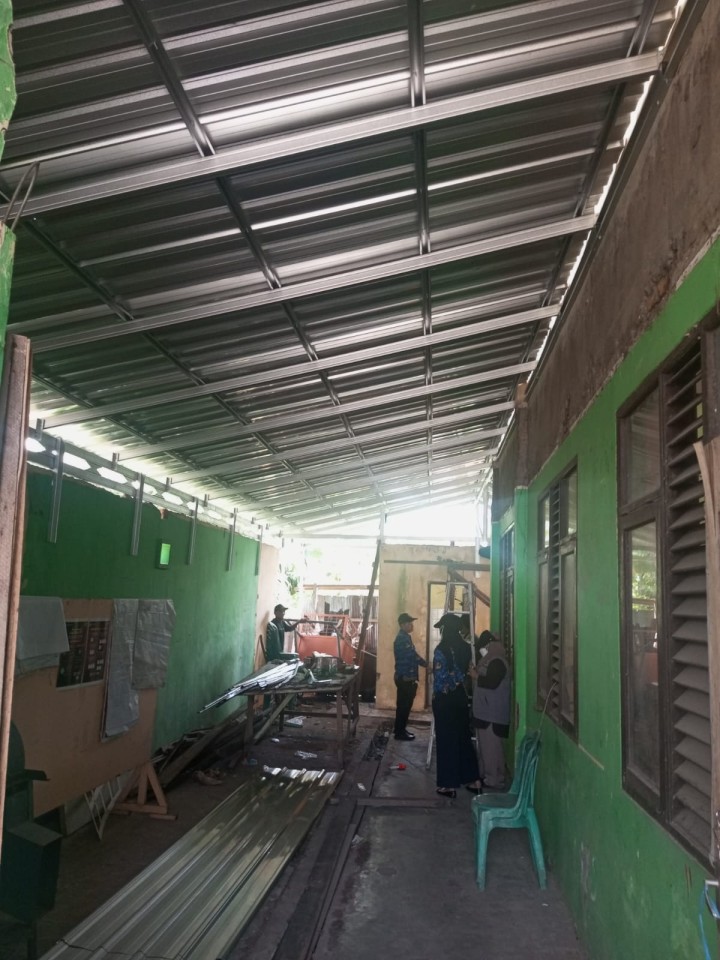 Selasa, 17 September 2024, Lurah bersama Kasie Ekobang dan Pendamping Kegiatan Probebaya melakukan kunjungan ke Jalan Meranti RT.016 kegiatan pemeliharaan gedung BALAI RT senilai Rp37.500.000
