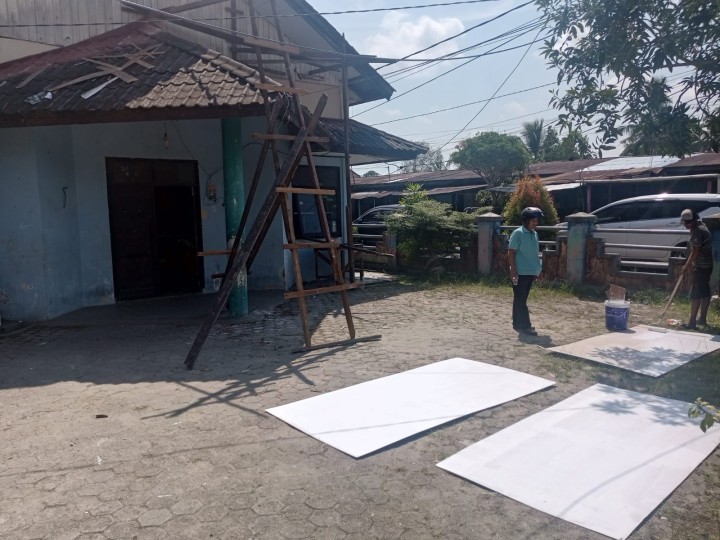 Selasa, 17 September 2024, Lurah bersama Kasie Ekobang dan Pendamping Kegiatan Probebaya melakukan kunjungan ke Jalan Meranti RT.016 kegiatan pemeliharaan gedung BALAI RT senilai Rp37.500.000