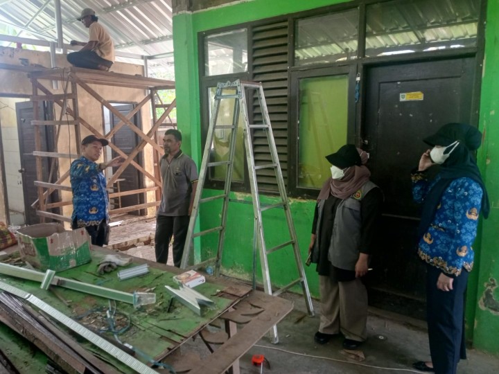 Selasa, 17 September 2024, Lurah bersama Kasie Ekobang dan Pendamping Kegiatan Probebaya melakukan kunjungan ke Jalan Meranti RT.016 kegiatan pemeliharaan gedung BALAI RT senilai Rp37.500.000
