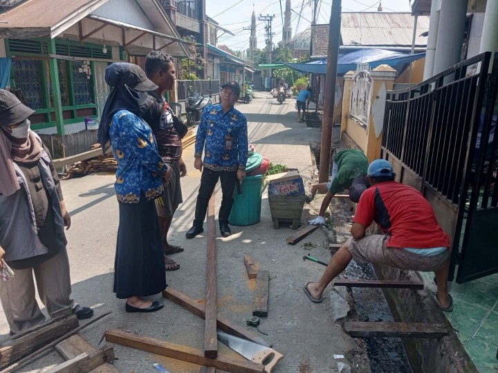 Selasa, 17 September 2024, Lurah bersama Kasie Ekobang dan Pendamping Kegiatan Probebaya melakukan kunjungan ke Jalan Meranti RT.018 kegiatan pemeliharaan jalan dan drainase senilai Rp63.000.000