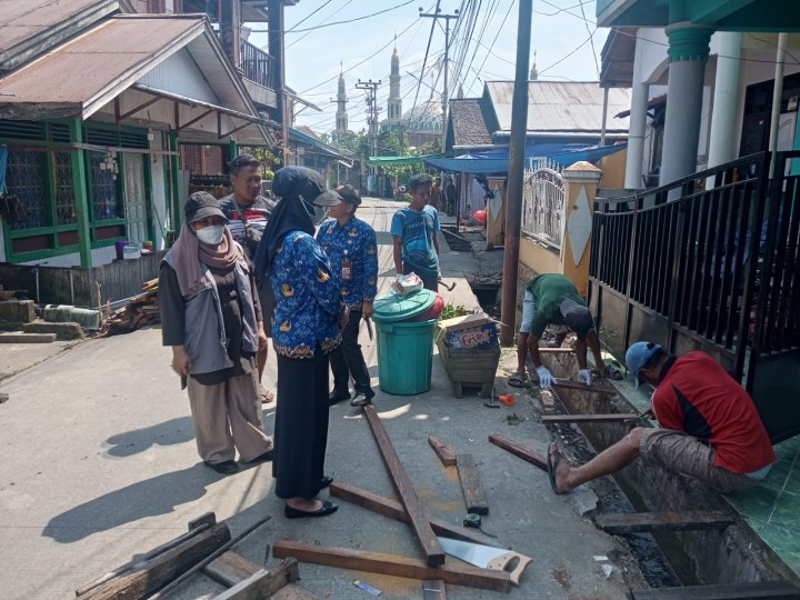Selasa, 17 September 2024, Lurah bersama Kasie Ekobang dan Pendamping Kegiatan Probebaya melakukan kunjungan ke Jalan Meranti RT.018 kegiatan pemeliharaan jalan dan drainase senilai Rp63.000.000