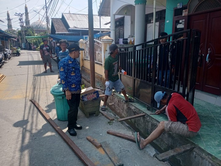 Selasa, 17 September 2024, Lurah bersama Kasie Ekobang dan Pendamping Kegiatan Probebaya melakukan kunjungan ke Jalan Meranti RT.018 kegiatan pemeliharaan jalan dan drainase senilai Rp63.000.000