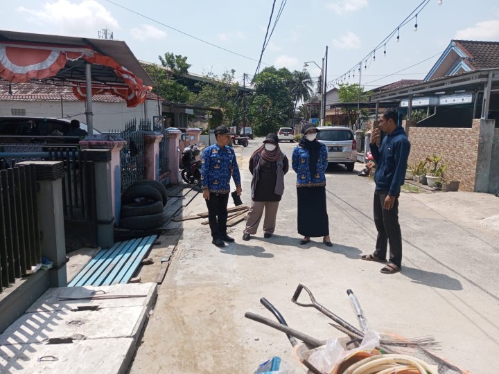 Selasa, 17 September 2024, Lurah bersama Kasie Ekobang dan Pendamping Kegiatan Probebaya melakukan kunjungan ke Jalan Cendana Gang 04 RT.006 kegiatan PERBAIKAN DRAINASE : P 27MX L 1M X T 1M, JEMBATAN : P3MXL60cm x 60cm senilai Rp26.200.000