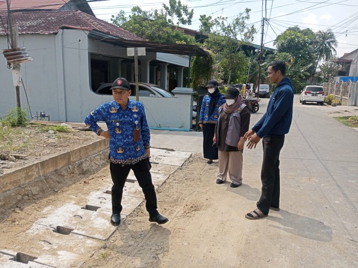 Selasa, 17 September 2024, Lurah bersama Kasie Ekobang dan Pendamping Kegiatan Probebaya melakukan kunjungan ke Jalan Cendana Gang 04 RT.006 kegiatan PERBAIKAN DRAINASE : P 27MX L 1M X T 1M, JEMBATAN : P3MXL60cm x 60cm senilai Rp26.200.000