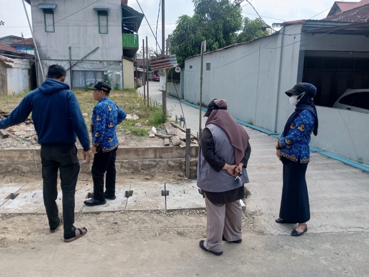 Selasa, 17 September 2024, Lurah bersama Kasie Ekobang dan Pendamping Kegiatan Probebaya melakukan kunjungan ke Jalan Cendana Gang 04 RT.006 kegiatan PERBAIKAN DRAINASE : P 27MX L 1M X T 1M, JEMBATAN : P3MXL60cm x 60cm senilai Rp26.200.000