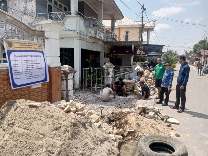 Selasa, 17 September 2024, Lurah bersama Kasie Ekobang dan Pendamping Kegiatan Probebaya melakukan kunjungan ke Jalan Cendana Gang 04 RT.006 kegiatan PERBAIKAN DRAINASE : P 27MX L 1M X T 1M, JEMBATAN : P3MXL60cm x 60cm senilai Rp26.200.000