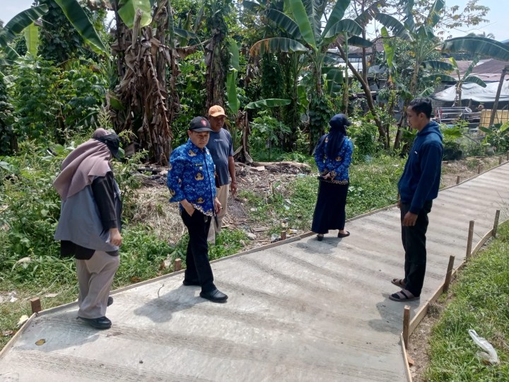 Selasa, 17 September 2024, Lurah bersama Kasie Ekobang dan Pendamping Kegiatan Probebaya melakukan kunjungan ke Jalan Cendana Gang 04 RT.004 kegiatan SEMENISASI JALAN  : P 22MXL1,5MXT0,10cm senilai Rp10.000.000