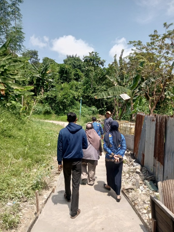 Selasa, 17 September 2024, Lurah bersama Kasie Ekobang dan Pendamping Kegiatan Probebaya melakukan kunjungan ke Jalan Cendana Gang 04 RT.004 kegiatan SEMENISASI JALAN  : P 22MXL1,5MXT0,10cm senilai Rp10.000.000