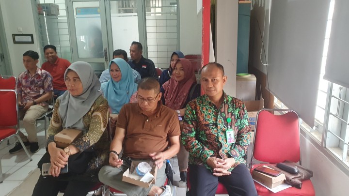 Jumat, 20 September 2024, Lurah bersama Kasie Pemerintahan dan staf mengikuti Rakor Kinerja Pemerintahan Umum se Kecamatan Sungai Kunjang di R aung Rapat Kecamatan Sungai Kunjang