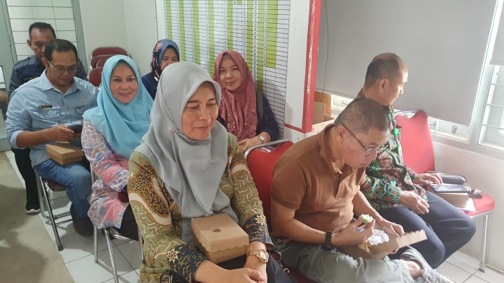 Jumat, 20 September 2024, Lurah bersama Kasie Pemerintahan dan staf mengikuti Rakor Kinerja Pemerintahan Umum se Kecamatan Sungai Kunjang di R aung Rapat Kecamatan Sungai Kunjang