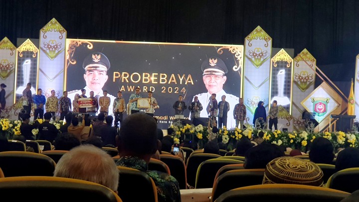 Sabtu, 21 September 2024, Lurah bersama para Kasie dan 38 RT Se Karang Anyar menghadiri kegiatan Probebaya Award 2024 di Convention Hall Sempaja, Samarinda.