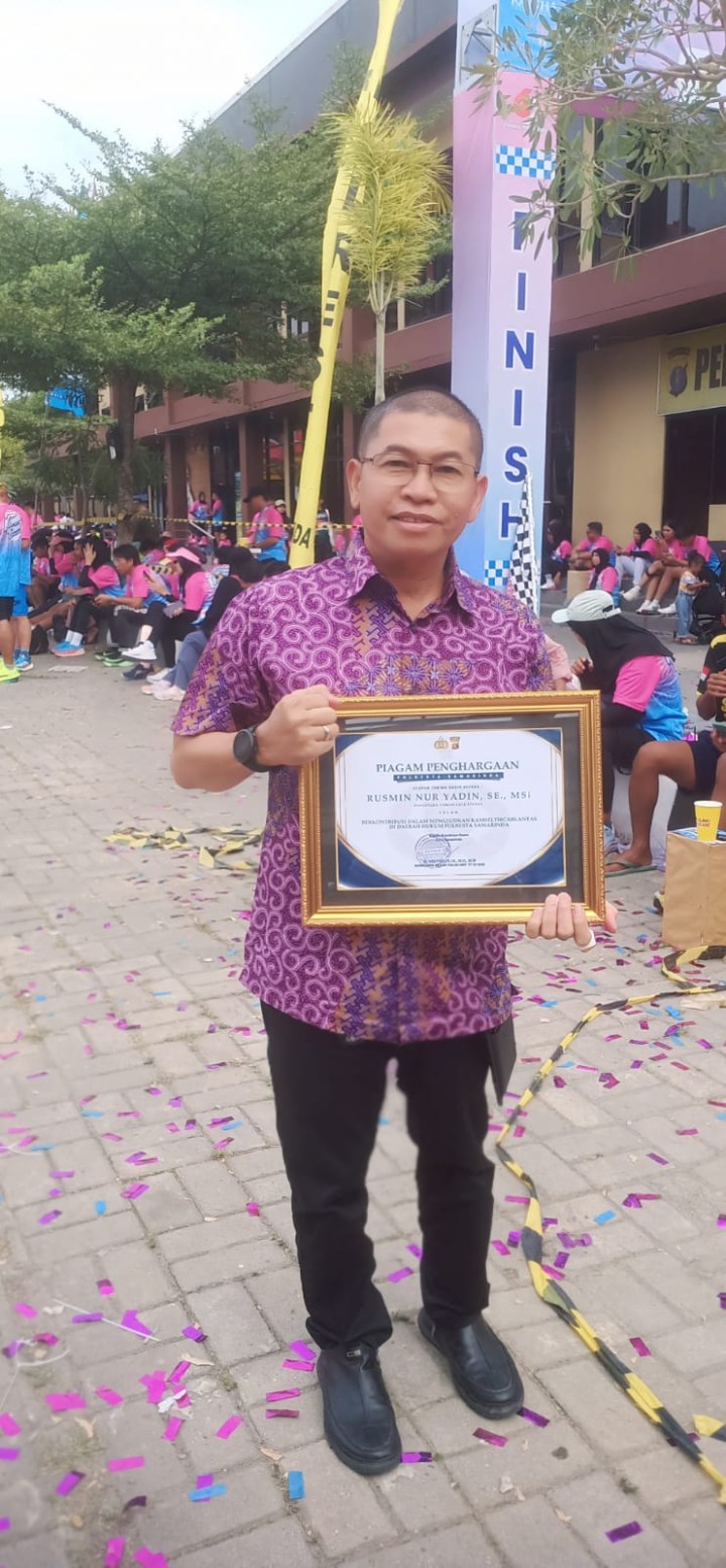 Minggu, 22 September 2024, Lurah menerima penghargaan dari Polresta Samarinda kategori telah berkontribusi dalam mewujudkan Kamseltibcarlantas di daerah hukum Polresta Samarinda langsung dari Bpk Polresta Samarinda -Dr.Ary Fadli