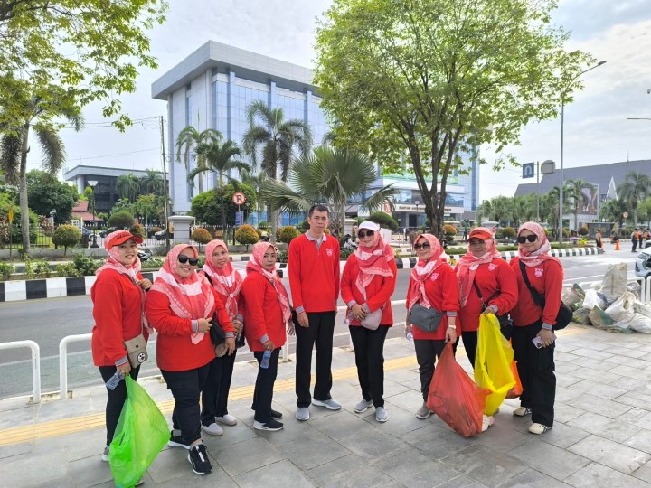 MInggu, 22 September 2024, Kasie Pemerintahan dan Kasie Kesra serta staf Kelurahan Karang Anyar mengikuti kegiatan Gerakan Pungut Sampah di Teras Samarinda