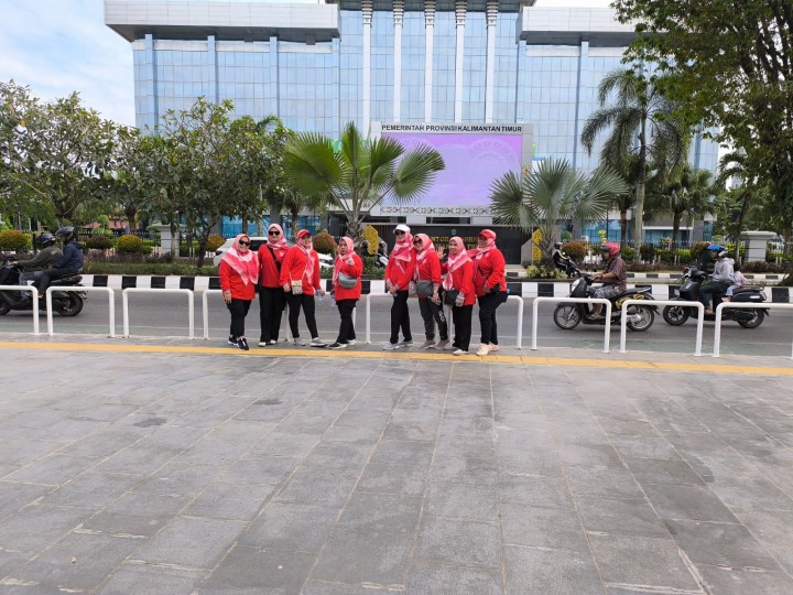 MInggu, 22 September 2024, Kasie Pemerintahan dan Kasie Kesra serta staf Kelurahan Karang Anyar mengikuti kegiatan Gerakan Pungut Sampah di Teras Samarinda
