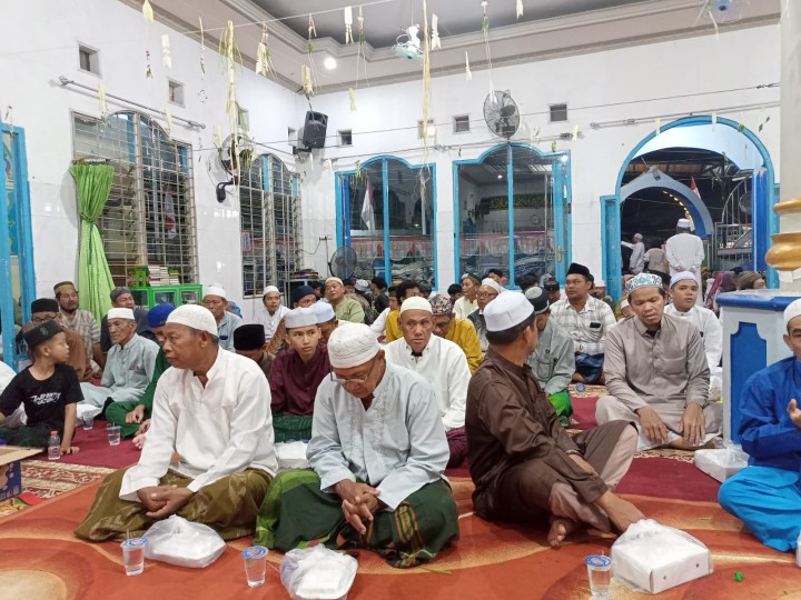 Jumat, 27 September 2024, Lurah menghadiri kegiatan perayaan Maulid Nabi Muhammad SAW di Mesjid Ar-Rahmah Jalan Kahoi RT.032