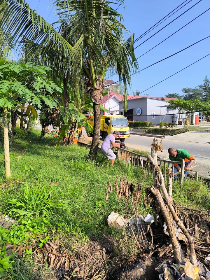 Minggu, 29 September 2024, Kasie Kesra menghadiri kegiatan gotong royong di Jln. MT. Haryono RT.002 Komp.Pemda