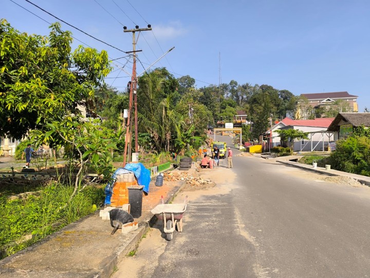 Minggu, 29 September 2024, Kasie Kesra menghadiri kegiatan gotong royong di Jln. MT. Haryono RT.002 Komp.Pemda