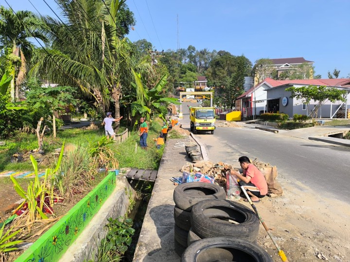 Minggu, 29 September 2024, Kasie Kesra menghadiri kegiatan gotong royong di Jln. MT. Haryono RT.002 Komp.Pemda