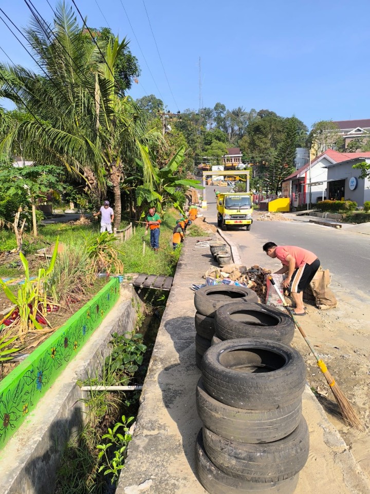 Minggu, 29 September 2024, Kasie Kesra menghadiri kegiatan gotong royong di Jln. MT. Haryono RT.002 Komp.Pemda