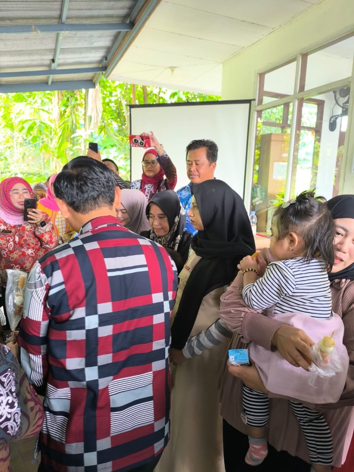 Kamis, 03 Oktober 2024, Kasie Kesra Menghadiri acara Penyerahan Bantuan Pemberian Makanan Tambahan Asal Ternak Tahun 2024 di Kecamatan Sungai Kunjang