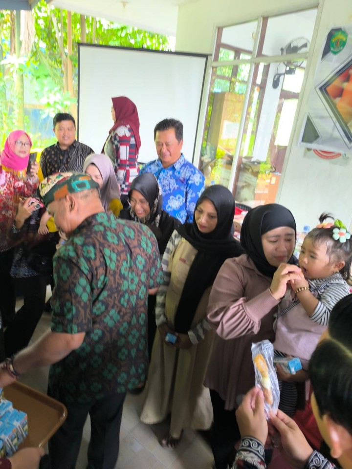 Kamis, 03 Oktober 2024, Kasie Kesra Menghadiri acara Penyerahan Bantuan Pemberian Makanan Tambahan Asal Ternak Tahun 2024 di Kecamatan Sungai Kunjang