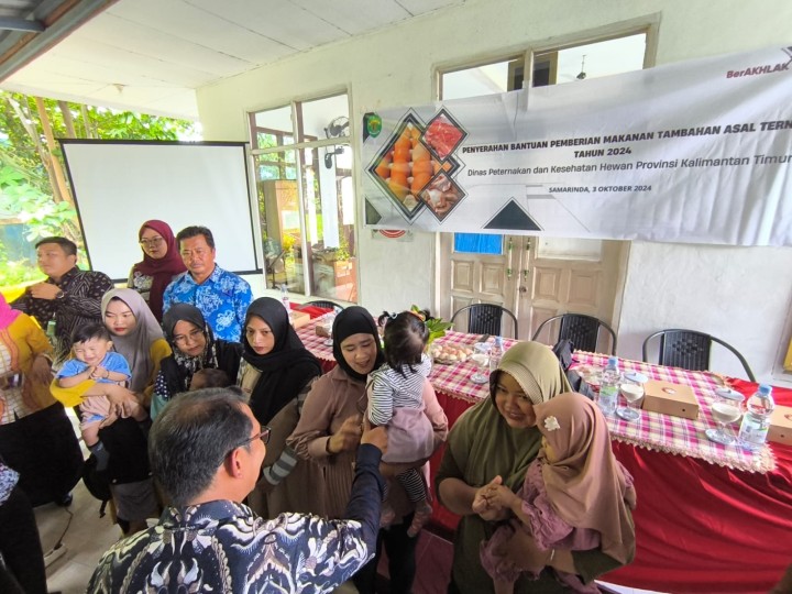 Kamis, 03 Oktober 2024, Kasie Kesra Menghadiri acara Penyerahan Bantuan Pemberian Makanan Tambahan Asal Ternak Tahun 2024 di Kecamatan Sungai Kunjang