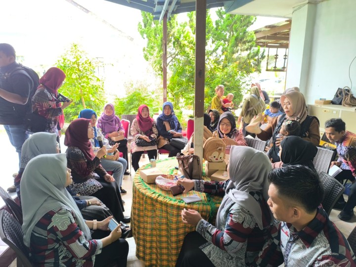 Kamis, 03 Oktober 2024, Kasie Kesra Menghadiri acara Penyerahan Bantuan Pemberian Makanan Tambahan Asal Ternak Tahun 2024 di Kecamatan Sungai Kunjang