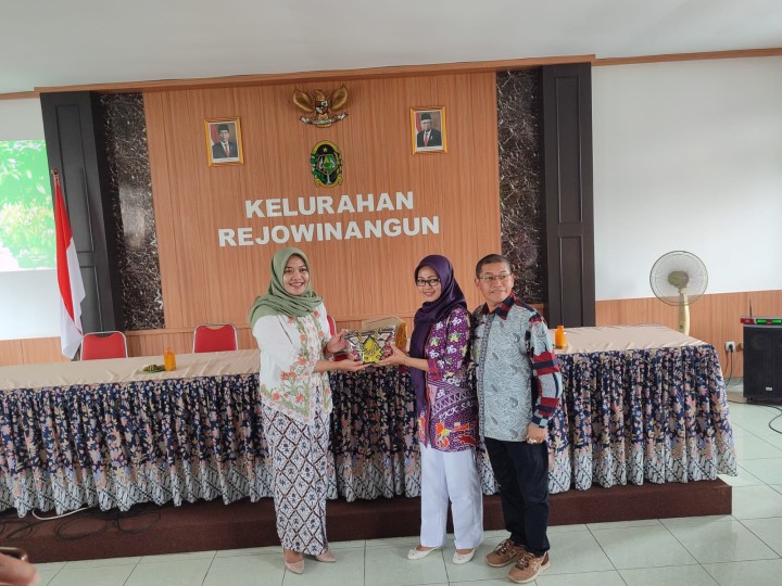 Kamis, 03 Oktober 2024, Lurah bersama Seklur dan Staf PKK se Kecamatan Sungai Kunjang melakukan studi tiru Ke Kelurahan Rejowinangun Kota Gede Yogyakarta terkait pemetaan potensi wilayah dengan sistem kluster dan Inovasi alat pembakar sampah ramah lingkungan.