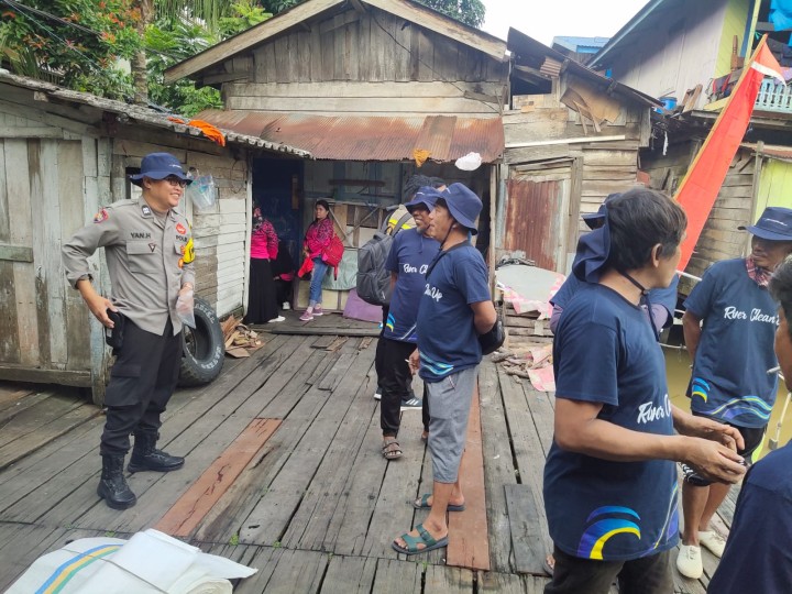 Sabtu, 05 Oktober 2024, Kasie Ekobang bersama staf dan Bhabinkamtibmas Karang Anyar mengikuti kegiatan bersih-bersih sungai dalam rangka Hari Sungai Sedunia di Pangkalan Pungut Sungai Karang Asam Besar Jln Ulin.