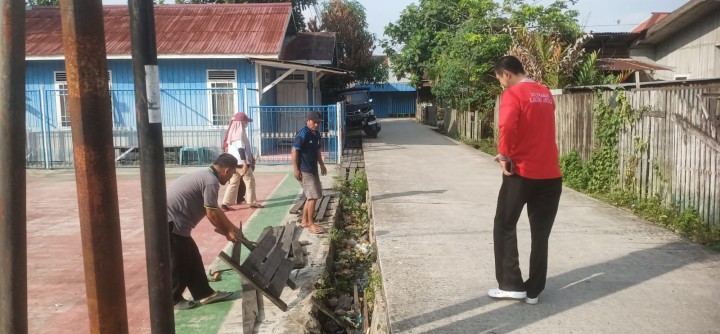 Minggu, 06 Oktober 2024, Kasie Kesra bersama Staf Karang Anyar melakukan monitoring kegiatan kerja bakti wilayah RT.013,014,015,016,019,028,036 Kelurahan Karang Anyar.