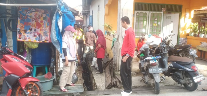 Minggu, 06 Oktober 2024, Kasie Kesra bersama Staf Karang Anyar melakukan monitoring kegiatan kerja bakti wilayah RT.013,014,015,016,019,028,036 Kelurahan Karang Anyar.