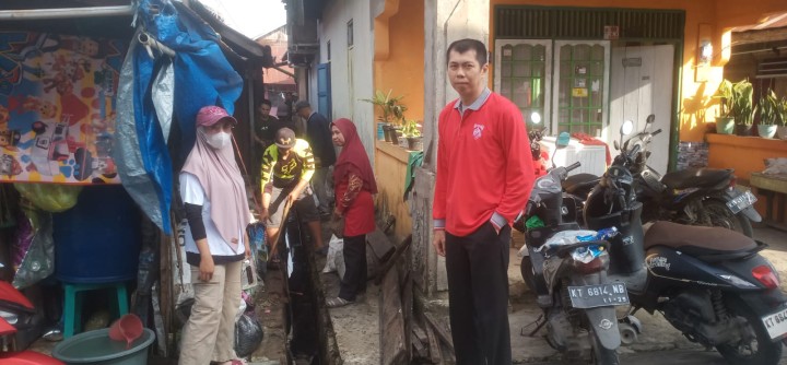 Minggu, 06 Oktober 2024, Kasie Kesra bersama Staf Karang Anyar melakukan monitoring kegiatan kerja bakti wilayah RT.013,014,015,016,019,028,036 Kelurahan Karang Anyar.