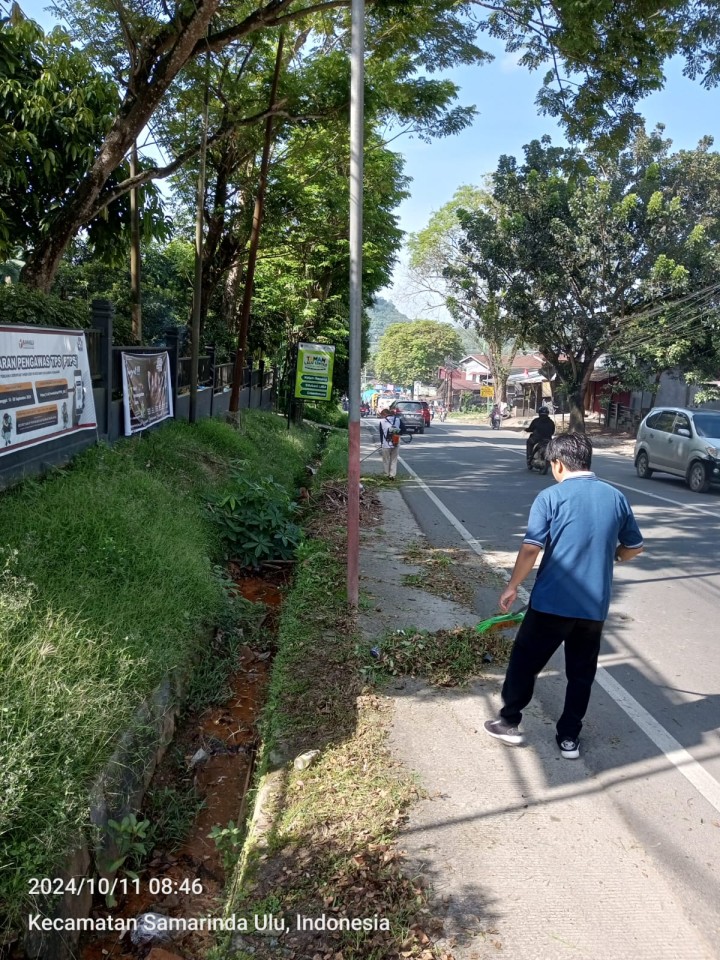 Jumat, 11 Oktober 2024, Lurah bersama Seklur, Kasie dan semua staf melaksanakan kegiatan gotong royong membersihkan halaman kantor Kelurahan Katrang Anyar