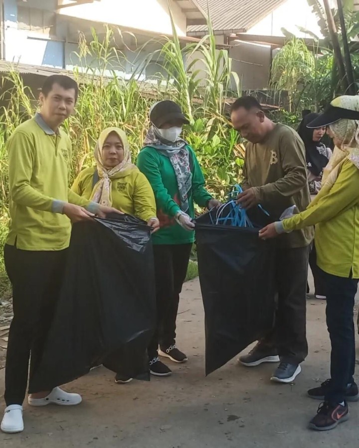 Sabtu, 12 Oktober 2024, Lurah bersama semua staf Kelurahan Karang Anyar mengikuti kegiatan kerja bakti bersama se Kecamatan Sungai Kunjang di Jln.Pergudangan Blok F Kel.Karang Asam Ulu.