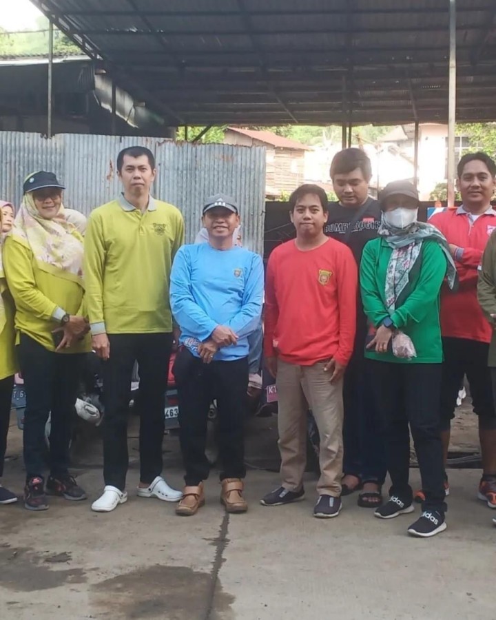 Sabtu, 12 Oktober 2024, Lurah bersama semua staf Kelurahan Karang Anyar mengikuti kegiatan kerja bakti bersama se Kecamatan Sungai Kunjang di Jln.Pergudangan Blok F Kel.Karang Asam Ulu.