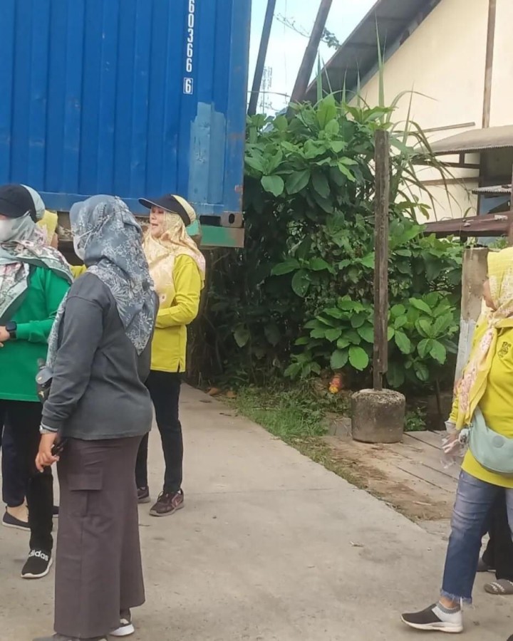 Sabtu, 12 Oktober 2024, Lurah bersama semua staf Kelurahan Karang Anyar mengikuti kegiatan kerja bakti bersama se Kecamatan Sungai Kunjang di Jln.Pergudangan Blok F Kel.Karang Asam Ulu.