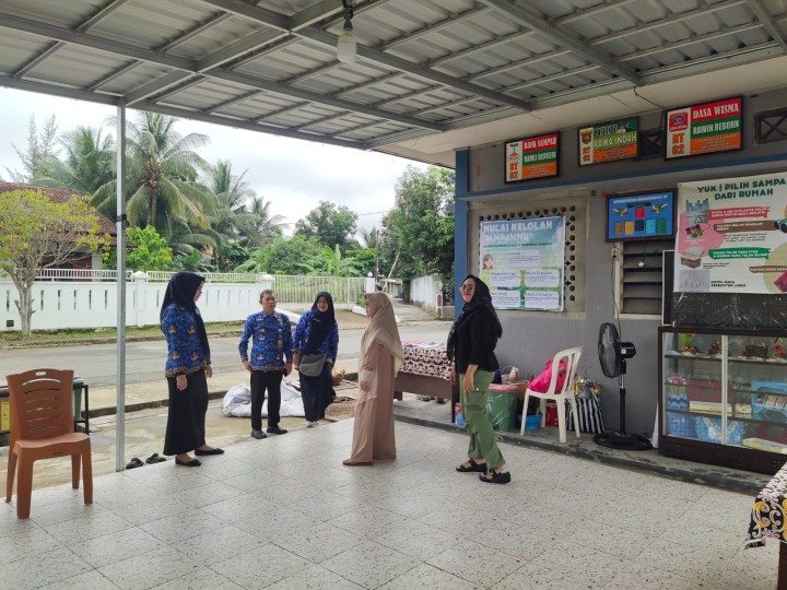 Kamis, 17 Oktober 2024 Lurah bersama Kasie Ekobang mendampingi tim dari Kecamatan Sungai Kunjang untuk melakukan pembinaan Kampung Salai di Jalan MT. Haryono Komp.Pemda RT.002