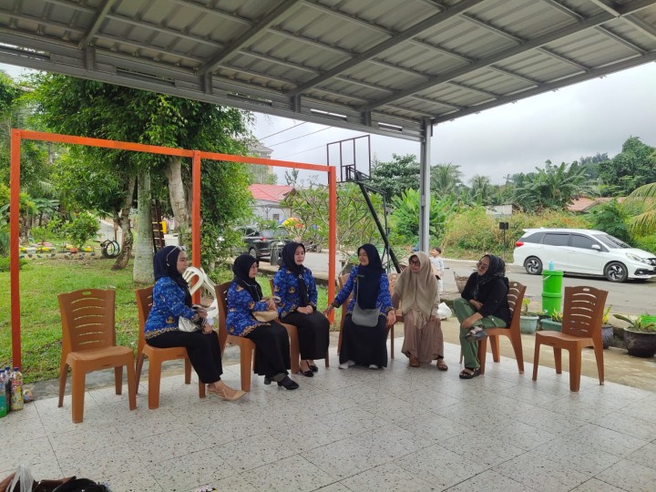Kamis, 17 Oktober 2024 Lurah bersama Kasie Ekobang mendampingi tim dari Kecamatan Sungai Kunjang untuk melakukan pembinaan Kampung Salai di Jalan MT. Haryono Komp.Pemda RT.002