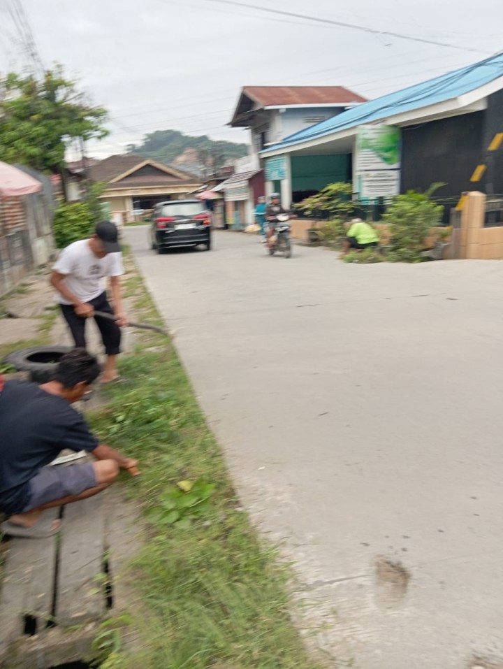 Minggu, 20 Oktober 2024, Kasie Kesra bersama staf melakukan monitoring kegiatan kerja bakti wilayah RT. 028, 033, 034, 035.